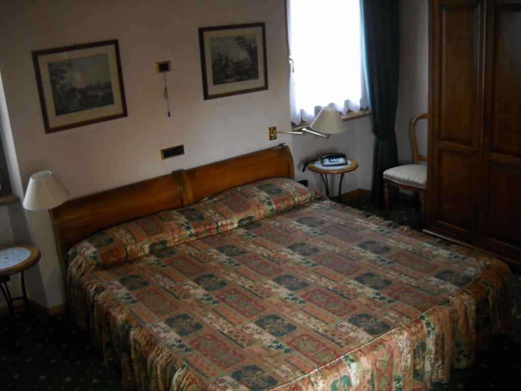 Hotel Faccioli Valeggio sul Mincio Szoba fotó